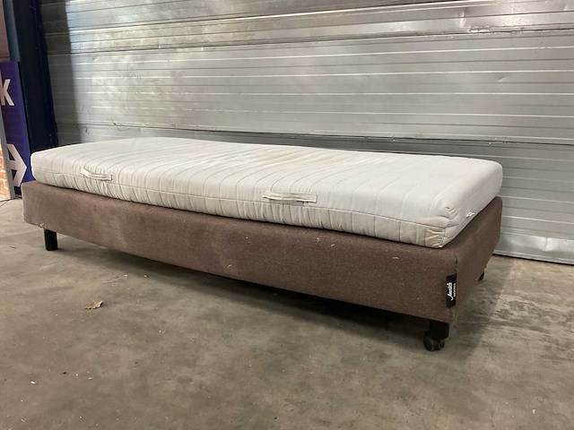 Bed met matras - afbeelding 1 van  8