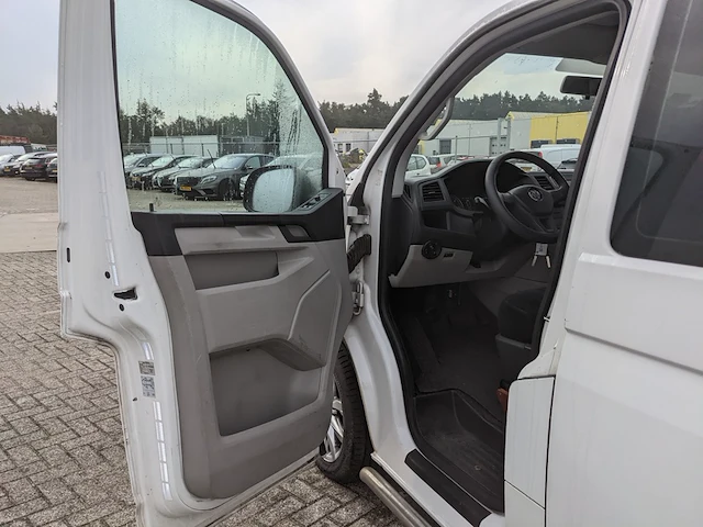 Bedrijfsauto, volkswagen, transporter - afbeelding 2 van  46