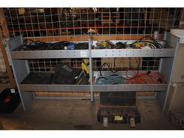 Bedrijfsbus inrichting met inhoud w.o. verlengkabels, valbeveiliging en afstandsbedieningen. - afbeelding 1 van  4