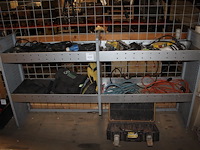 Bedrijfsbus inrichting met inhoud w.o. verlengkabels, valbeveiliging en afstandsbedieningen. - afbeelding 1 van  4