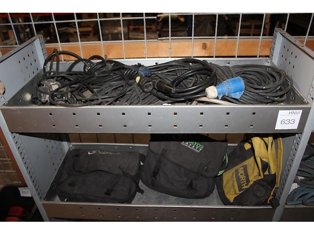 Bedrijfsbus inrichting met inhoud w.o. verlengkabels, valbeveiliging en afstandsbedieningen. - afbeelding 2 van  4