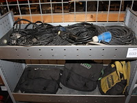 Bedrijfsbus inrichting met inhoud w.o. verlengkabels, valbeveiliging en afstandsbedieningen. - afbeelding 2 van  4