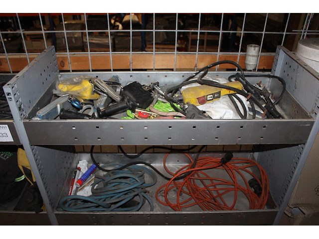 Bedrijfsbus inrichting met inhoud w.o. verlengkabels, valbeveiliging en afstandsbedieningen. - afbeelding 3 van  4