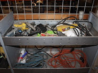 Bedrijfsbus inrichting met inhoud w.o. verlengkabels, valbeveiliging en afstandsbedieningen. - afbeelding 3 van  4