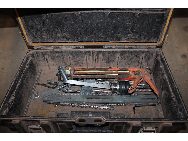 Bedrijfsbus inrichting met inhoud w.o. verlengkabels, valbeveiliging en afstandsbedieningen. - afbeelding 4 van  4