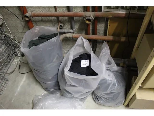 Bedrijfskleding in 3 plastic zakken w.o. truien en polo's - afbeelding 1 van  2