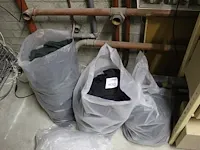 Bedrijfskleding in 3 plastic zakken w.o. truien en polo's - afbeelding 1 van  2