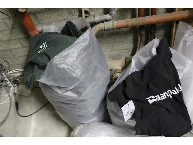 Bedrijfskleding in 3 plastic zakken w.o. truien en polo's - afbeelding 2 van  2