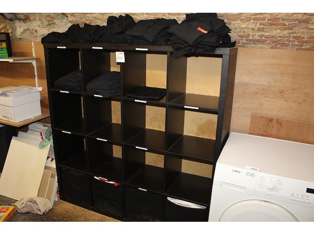 Bedrijfskleding in kast. - afbeelding 1 van  3