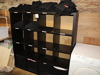 Bedrijfskleding in kast. - afbeelding 1 van  3