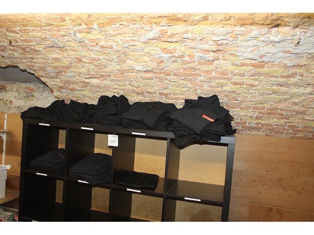 Bedrijfskleding in kast. - afbeelding 2 van  3