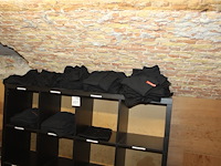 Bedrijfskleding in kast. - afbeelding 2 van  3