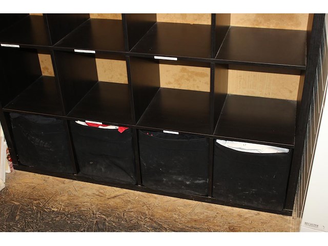 Bedrijfskleding in kast. - afbeelding 3 van  3