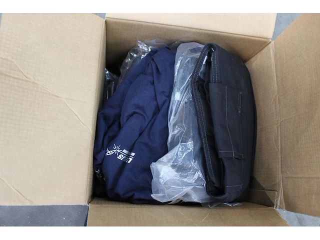 Bedrijfskleding met opdruk w.o. t-shirt, broek en polo's. - afbeelding 2 van  2