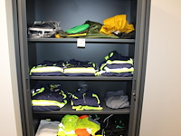 Bedrijfskleding, voornamelijk veiligheidskleding blaklader en regenkleding in kast kavel h004. let op: excl... - afbeelding 1 van  3