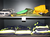 Bedrijfskleding, voornamelijk veiligheidskleding blaklader en regenkleding in kast kavel h004. let op: excl... - afbeelding 2 van  3