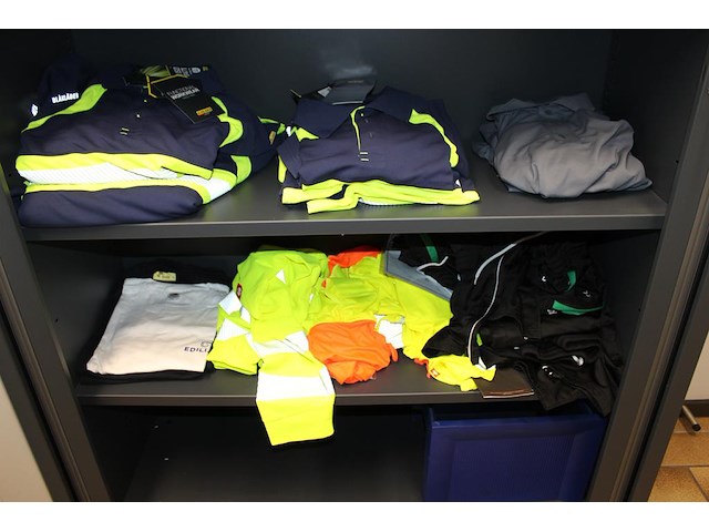 Bedrijfskleding, voornamelijk veiligheidskleding blaklader en regenkleding in kast kavel h004. let op: excl... - afbeelding 3 van  3