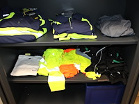 Bedrijfskleding, voornamelijk veiligheidskleding blaklader en regenkleding in kast kavel h004. let op: excl... - afbeelding 3 van  3