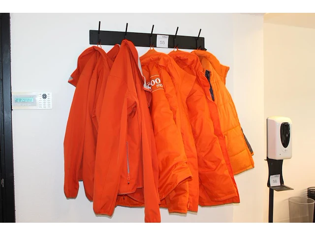 Bedrijfskleding waaronder jassen polo's en t-shirts aan kapstok en in vier dozen. - afbeelding 1 van  3