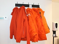 Bedrijfskleding waaronder jassen polo's en t-shirts aan kapstok en in vier dozen. - afbeelding 1 van  3