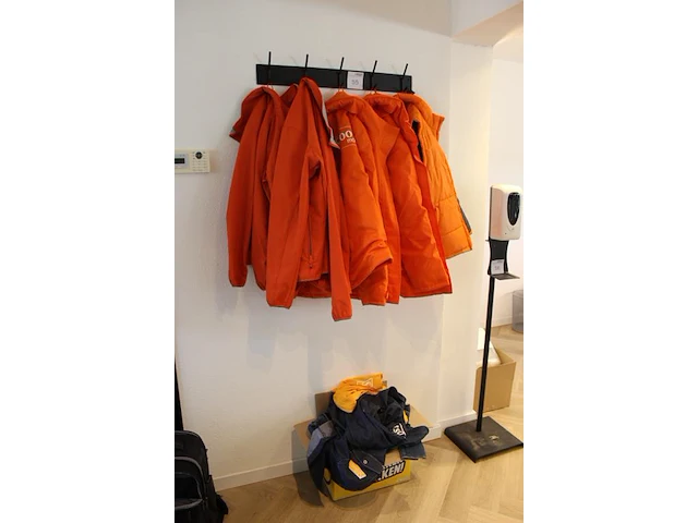 Bedrijfskleding waaronder jassen polo's en t-shirts aan kapstok en in vier dozen. - afbeelding 2 van  3