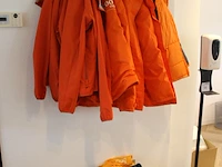 Bedrijfskleding waaronder jassen polo's en t-shirts aan kapstok en in vier dozen. - afbeelding 2 van  3