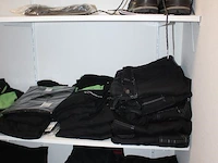 Bedrijfskleding w.o. broeken, truien en shirts met bedrukking. zowel nieuw als gebruikt, op 3 schappen. - afbeelding 3 van  3