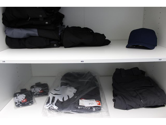 Bedrijfskleding w.o. voornamelijk jassen en broeken. - afbeelding 1 van  3