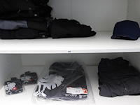 Bedrijfskleding w.o. voornamelijk jassen en broeken. - afbeelding 1 van  3