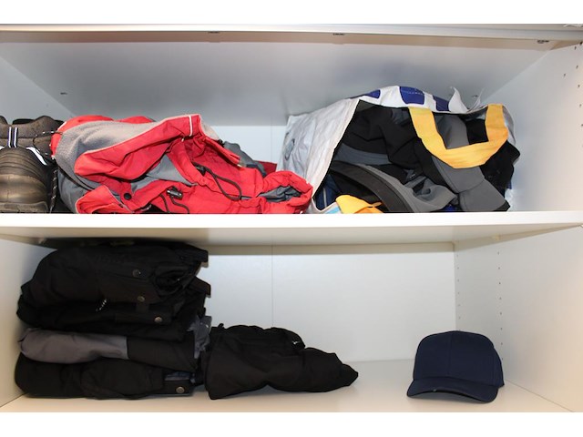 Bedrijfskleding w.o. voornamelijk jassen en broeken. - afbeelding 2 van  3