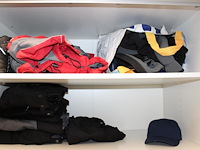 Bedrijfskleding w.o. voornamelijk jassen en broeken. - afbeelding 2 van  3