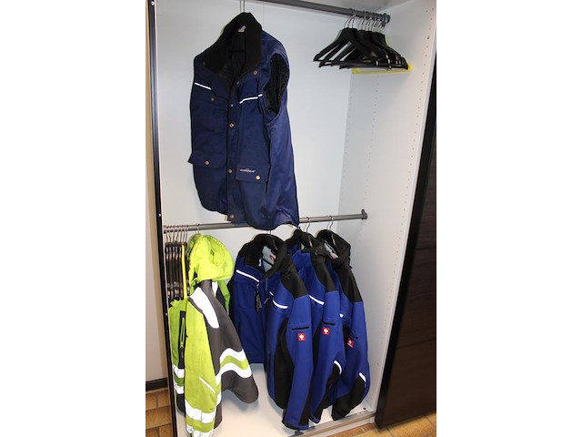 Bedrijfskleding w.o. voornamelijk jassen en broeken. - afbeelding 3 van  3
