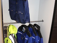 Bedrijfskleding w.o. voornamelijk jassen en broeken. - afbeelding 3 van  3