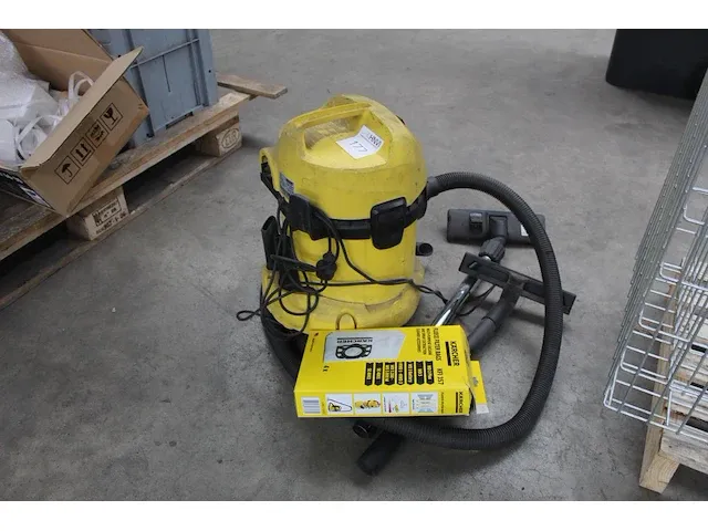 Bedrijfsstofzuiger karcher wd3200 met zakken - afbeelding 1 van  2