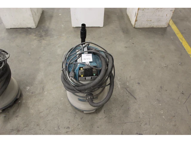 Bedrijfsstofzuiger makita. let op! steel ontbreekt - afbeelding 1 van  2