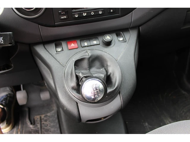 Bedrijfswagen peugeot partner met kenteken v-788-nf - afbeelding 13 van  14
