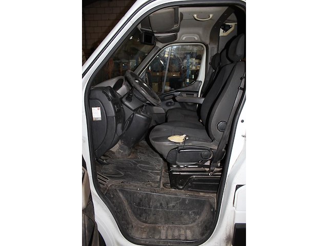 Bedrijfswagen renault master t35 2.3 dci l2h3 met kenteken 8-vzs-97 en kilometerstand 379.372 km. bouwjaar ... - afbeelding 2 van  14