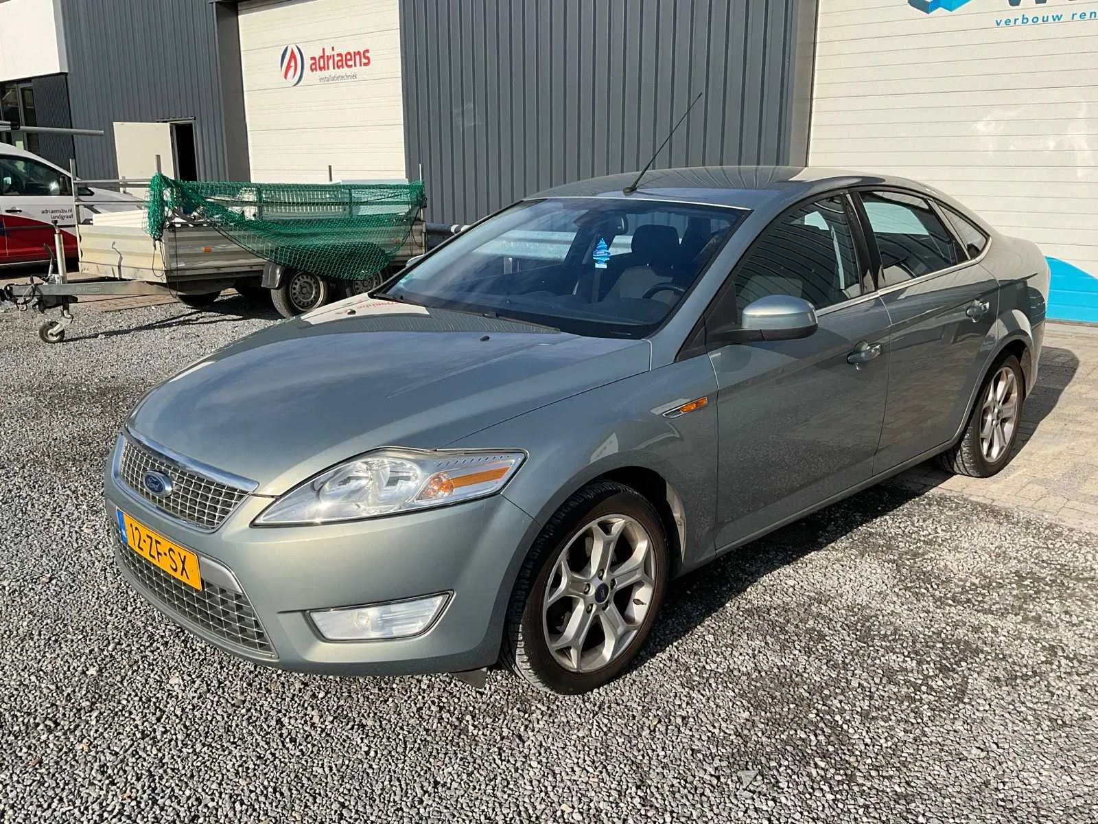 Bedrijfswagens, aannemersmaterialen en gereedschappen wegens overstock