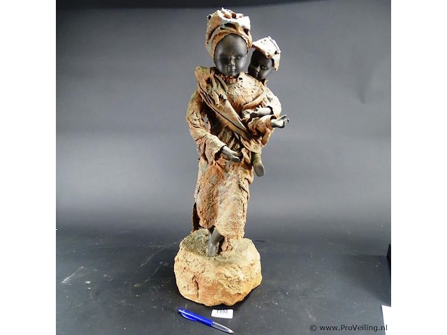 Beeld afrikaanse moeder met kind - afbeelding 1 van  5