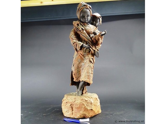 Beeld afrikaanse moeder met kind - afbeelding 2 van  5