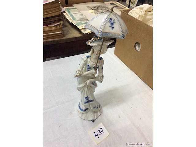 Beeld vrouw met paraplu - afbeelding 1 van  2