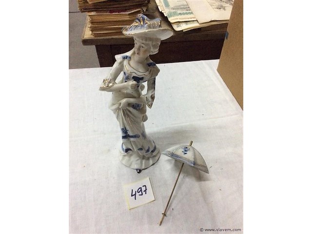 Beeld vrouw met paraplu - afbeelding 2 van  2