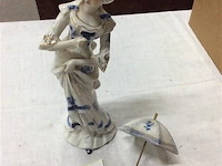 Beeld vrouw met paraplu - afbeelding 2 van  2