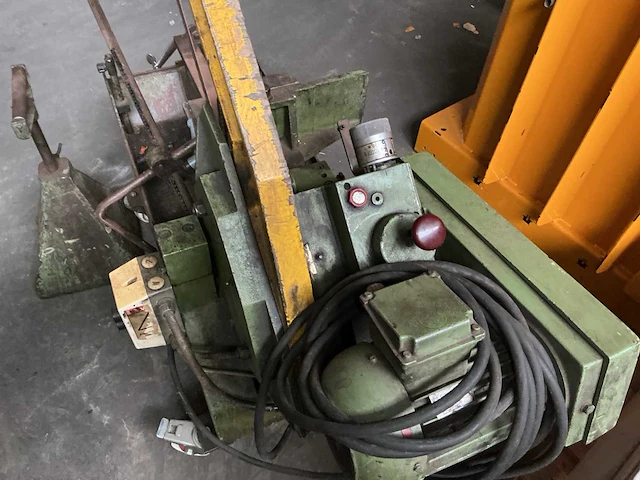 Behringer ks240 hy beugelzaagmachine - afbeelding 5 van  5