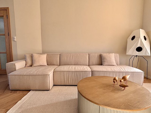 Beige elementen bank in rechtse opstelling, 2025 - afbeelding 1 van  12