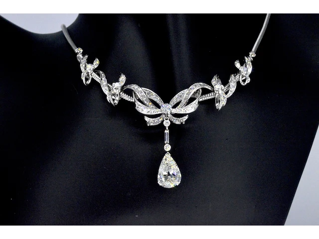 Belangrijk collier met een grote peer vorm diamant van 3.50 carat en natuurlijke diamanten - afbeelding 1 van  9