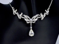 Belangrijk collier met een grote peer vorm diamant van 3.50 carat en natuurlijke diamanten