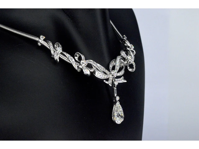 Belangrijk collier met een grote peer vorm diamant van 3.50 carat en natuurlijke diamanten - afbeelding 3 van  9
