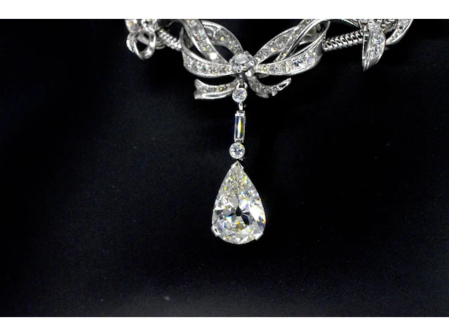 Belangrijk collier met een grote peer vorm diamant van 3.50 carat en natuurlijke diamanten - afbeelding 4 van  9