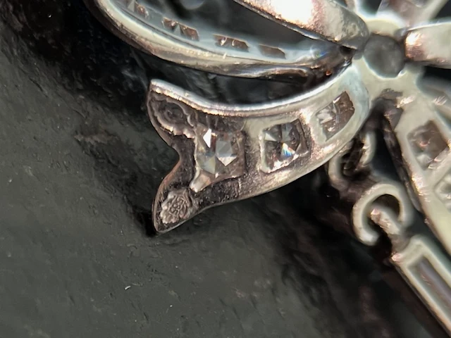 Belangrijk collier met een grote peer vorm diamant van 3.50 carat en natuurlijke diamanten - afbeelding 9 van  9